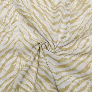 Détail du tissu transparent à imprimé vagues d'eau avec motif zébré olive et drapé fluide
