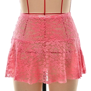 Nahaufnahme des rosa Spitzen-Minirocks mit floralen Mustern und transparenter Textur
