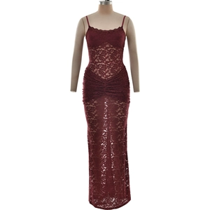 Eng anliegendes burgunderrotes Spitzenkleid mit Trägern und floralem Durchbruchmuster