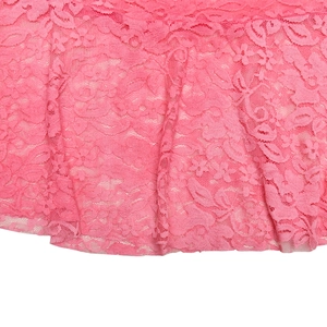 Detailaufnahme von rosa Blumen-Spitze mit Hohlsaum-Design und gewelltem Saumverlauf
