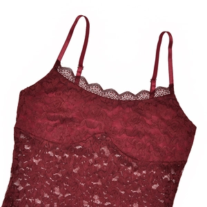 Nahaufnahme eines weinroten Spitzen-Camisoles mit floraler Textur und Trägern