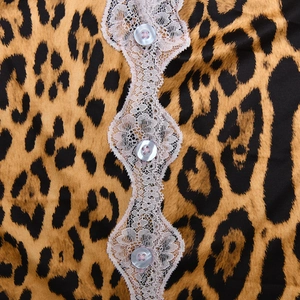 Dettaglio della stampa leopardata con bordo in pizzo rosa e bottoni traslucidi lavanda