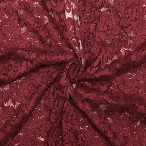 Detailansicht von dunkelrotem Blumen-Spitzenstoff mit feinen Netzmustern und weicher Textur