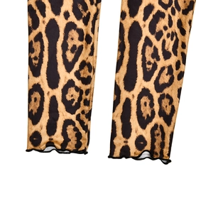 Dettaglio dei pantaloni leopardati con bordo a onde e trama del tessuto elasticizzato