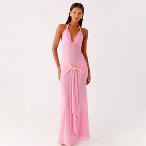 Dettaglio dell'abito rosa con scollo all'americana e fibbie in metallo dorato