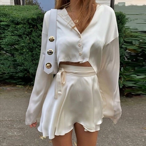 Sexy Scollo a V in Satin Top Corto Manica Lunga con Bottoni e Minigonna a Vita Alta con Lacci Eleganti Completi da Donna Moda Streetwear