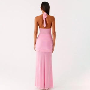 Dettaglio dell'abito halter rosa in rete con schiena scoperta e chiusura con fiocco