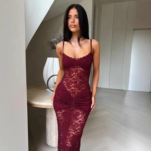 Sexy weinrotes Spitzen-Maxikleid mit transparenten Details und figurbetonter Silhouette