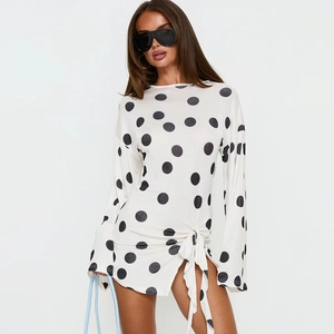 Mini abito da donna a pois a maniche lunghe con coulisse laterale e spacco sexy