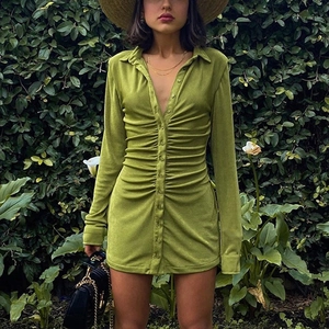 Détail de la robe olive à manches longues avec col en V, boutons et fronces sur le devant