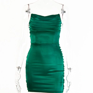 Robe moulante bustier en satin vert foncé avec détails froncés et style corset chic
