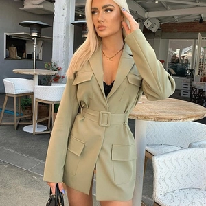Robe blazer utilitaire vert olive avec revers, quatre poches et ceinture assortie