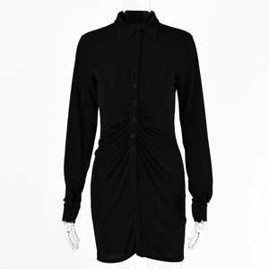 Detalle de vestido negro de manga larga con cintura fruncida y cuello de camisa