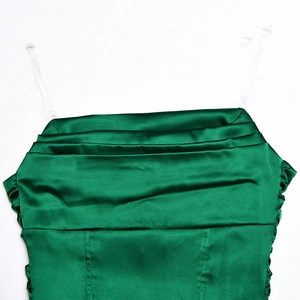 Détail de la robe satin vert émeraude avec buste plissé et bretelles transparentes