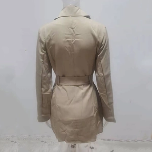 Vue détaillée du dos d'un trench-coat kaki pour femme avec ceinture et grand revers