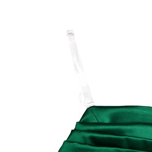 Détail de la robe en satin vert foncé avec bretelles transparentes réglables et plis fins