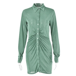 Robe chemise vert sauge à manches longues et fronces avec col classique et coupe ajustée