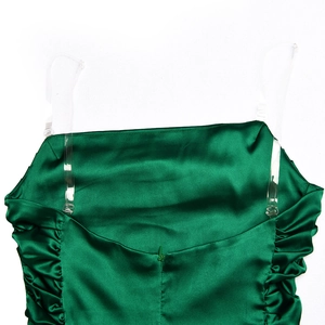 Détail de la robe en satin vert émeraude avec bretelles transparentes et zip invisible