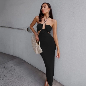 Robe longue noire dos nu avec découpes et fente haute, coupe ajustée pour femmes