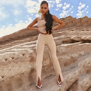 Ensemble beige deux pièces avec crop top sans bretelles et pantalon évasé fendu taille haute