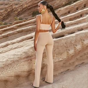 Ensemble beige deux pièces pour femme avec haut court et pantalon évasé fendu chic