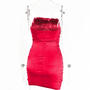 Détail d'une robe tube en satin rouge avec fronces latérales élégantes et fini satiné