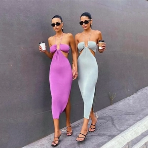 Détail de robes maxi violettes et grises avec col licou, fente latérale et découpe taille