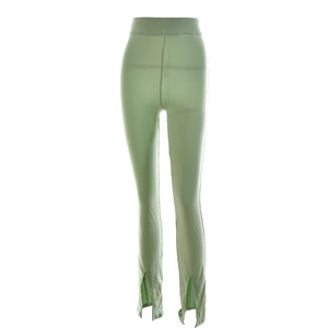 Détail du legging évasé vert sauge à taille haute avec fentes élégantes au bas des jambes