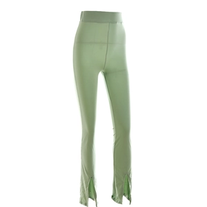 Détail du pantalon évasé vert menthe à taille haute avec fente sur le devant