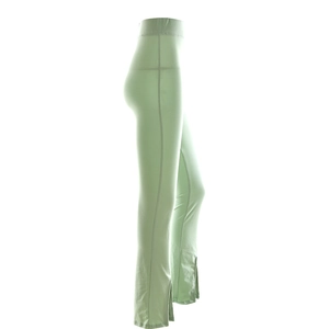 Détail du pantalon évasé vert menthe à taille haute avec fente latérale et tissu extensible