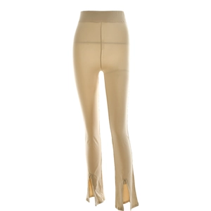 Détail de la fente frontale sur l'ourlet du pantalon évasé beige à taille haute
