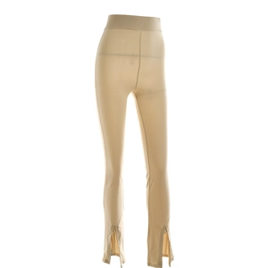 Détail du pantalon évasé beige à taille haute avec fente élégante au bas des jambes