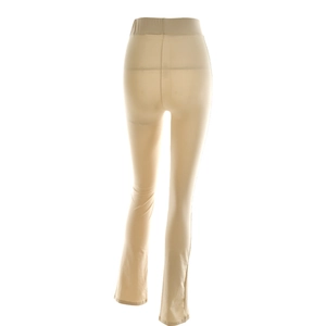 Vue détaillée du pantalon évasé beige à taille haute avec ceinture élastique et coupe ajustée