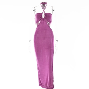 Détail de la robe licou fuchsia avec buste froncé et découpes sur les côtés