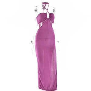 Détail d'une robe licou fuchsia avec découpes à la taille et coupe cintrée élégante