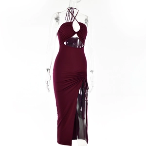 Détail de la robe licou bordeaux avec découpe poitrine, fronces et fente latérale haute