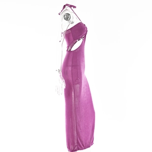 Vue détaillée d'une robe longue violette dos nu avec découpe latérale et tissu transparent