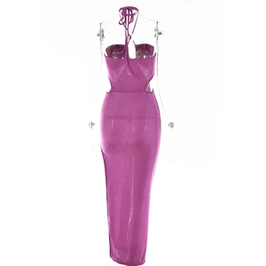 Vue arrière détaillée d'une robe licou magenta avec découpes latérales et liens de taille