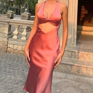 Elegante abito lungo in raso rosa cipria con scollo all'americana e ritaglio frontale