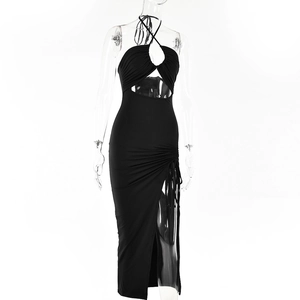 Détail de la fente latérale et de la texture froncée de cette robe longue noire dos nu