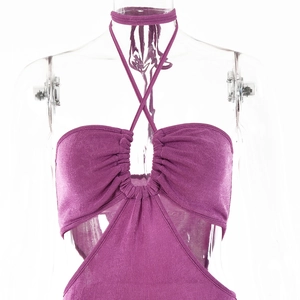 Détail de la robe licou violette avec buste froncé et découpe circulaire au centre