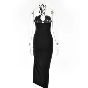 Détail de la conception dos nu et du tissu noir élégant sur une robe longue ajustée