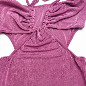 Détail de la robe licou rose avec texture côtelée et coutures sur la découpe latérale