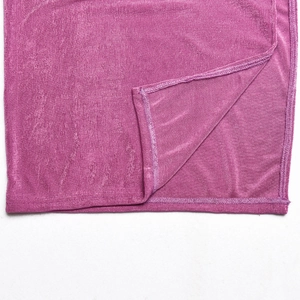 Détail de l'ourlet fendu et des coutures lisses sur la robe longue en tricot magenta