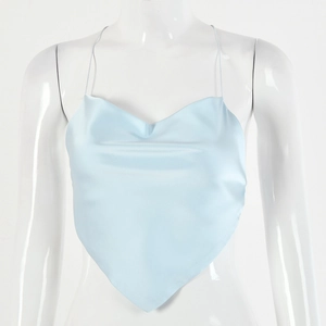 Top dos nu en satin bleu clair avec col bénitier et ourlet bandana en pointe