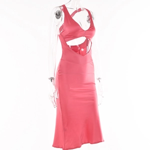 Dettaglio dell'abito in raso rosa con design cut-out sul petto e trama in seta