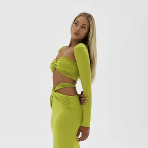 Completo due pezzi verde neon con top corto a maniche lunghe e gonna lunga attillata