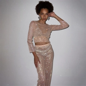 Détail d'un ensemble deux pièces à paillettes or rose avec haut court et pantalon large