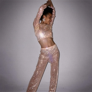 Ensemble brillant en maille strassée avec haut court à manches longues et pantalon large