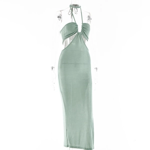 Détail de la robe maxi licou vert sauge avec découpes à la taille et corsage plissé